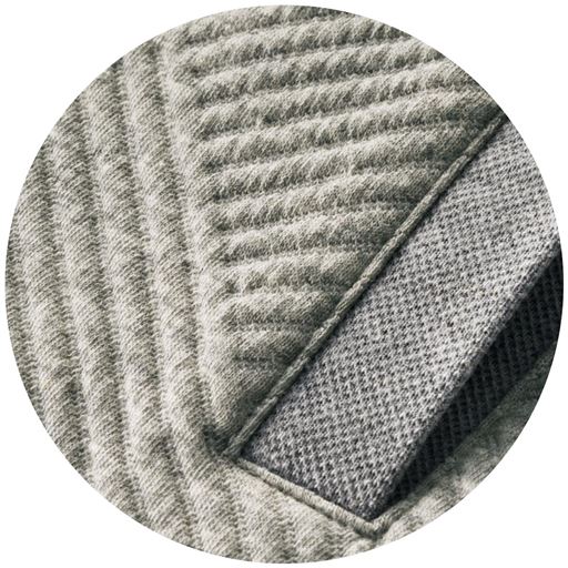 無地でも映える織りの立体感が、上品で高級感のあるブルゾン。春にちょうどいい厚みで着こなしやすい。