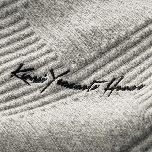 ふくれジャカード 凹凸感のある織りが陰影をつくり、無地でも風合いのある表情に。