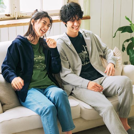 (左から)ダークネイビー、ライトグレー  コーディネート例