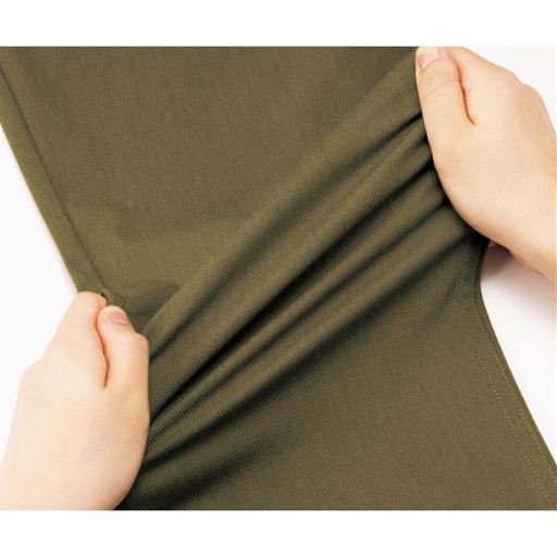 伸縮性のある生地だから膝の曲げ伸ばしがラク。<br>※イメージ写真です。このカラーは販売しておりません。