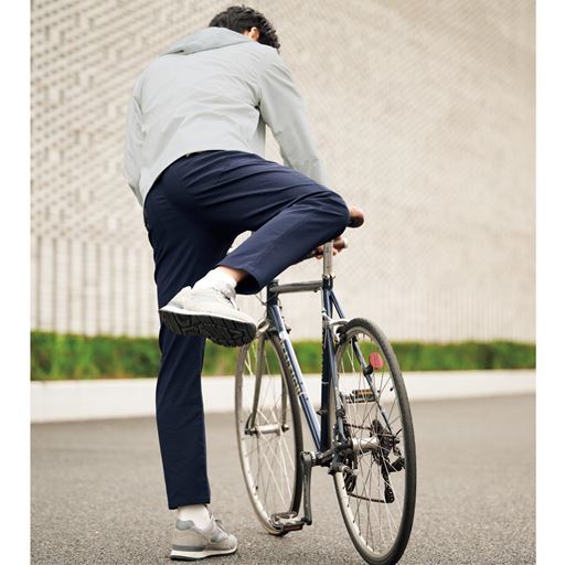 ネイビー 伸びのよいストレッチ素材で動きやすさ抜群。