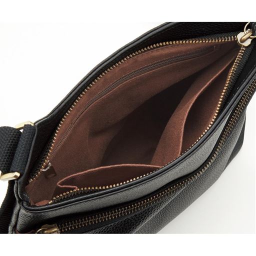 3つの内ポケットに小物がすっきりと収まります。500mlのペットボトルも入ります。