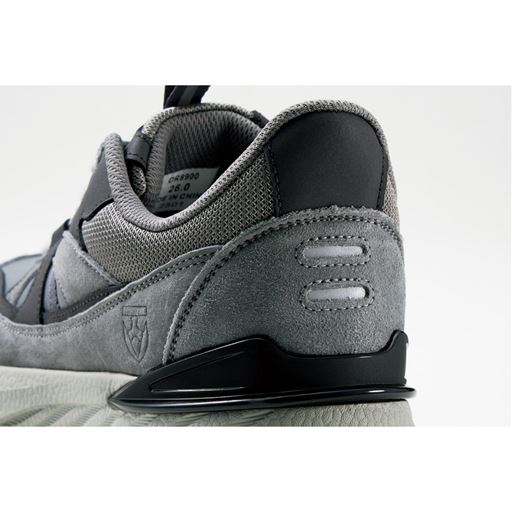 夜間歩行サポート 1のみ かかとなどの反射材が、夜間歩行の安全性を高める。