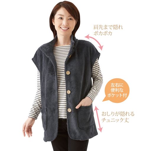 肩先までのカバーと立ち衿仕様であたたか。おしりが隠れるチュニック丈。左右ポケット付き。