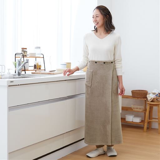 寒がりさんが考えた足ぽかロング巻きスカート。肌寒い時に、いつものお洋服の上からさっと簡単に着用いただけます。<br>モカ着用例