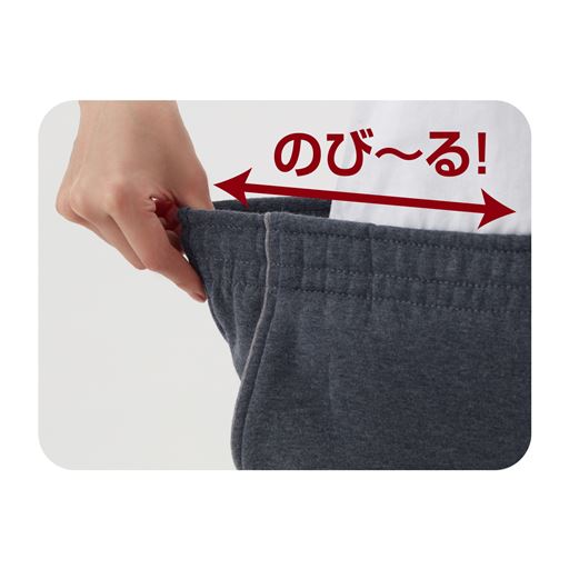 ウエストは総ゴム仕様でラク。