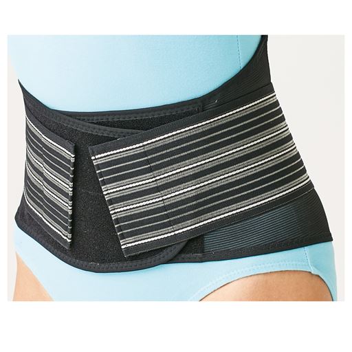 こだわりの設計でお腹を支えている筋肉をサポートし、お腹に力が入りやすい構造に。 ブラック着用例