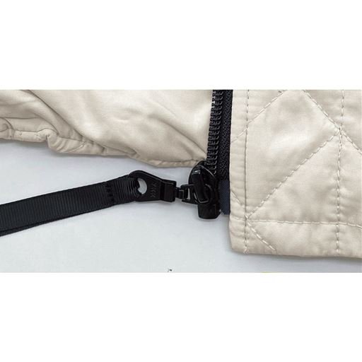 すっきりと着られる薄手のキルト素材。表面はツヤ感もありきれい目に。