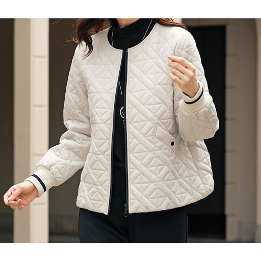 グレージュ<br>袖はリブ使いで風を通しにくい。<br>※インナー、アクセサリーは商品に含まれません。