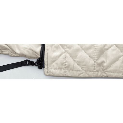 ファスナー開閉でしっかり防寒できます。