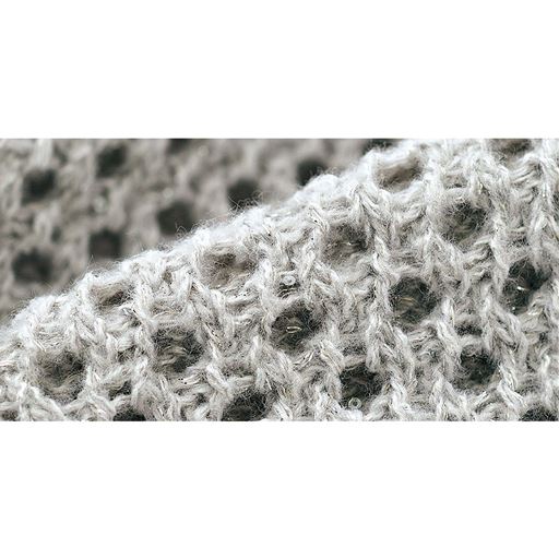 ウール調のぬくもりのある糸でざっくりと編み上げています。ちくちくしにくくふんわりとした着心地です。