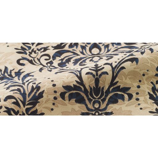 二色を重ねた奥行きのあるダマスク柄。ハリがありややマットな素材で高見えします。