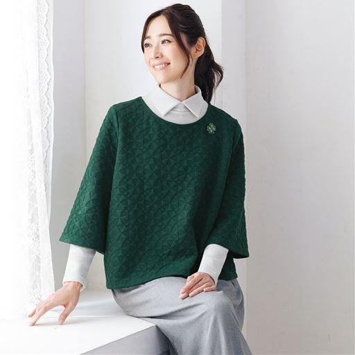 グリーン 広めに開いたネックラインで重ね着を楽しめます