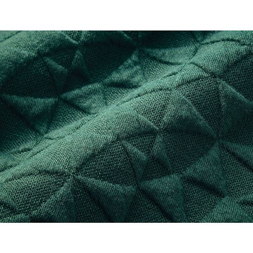 ハリがありやや厚みのあるカットソー素材。