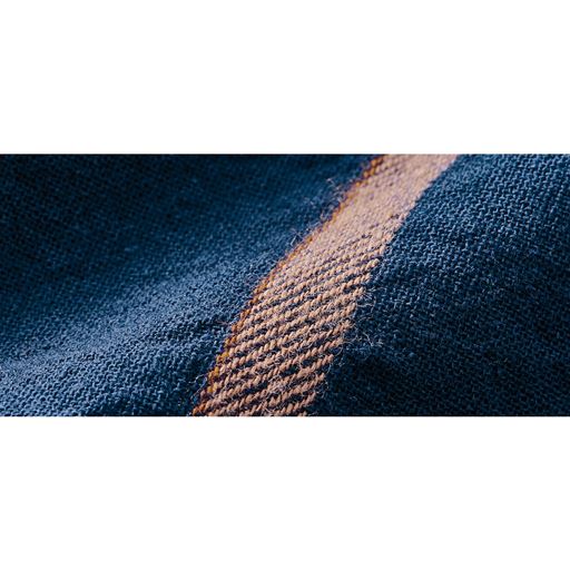 しっかりとした肌触りで着るほどになじむ綿100%のシャツ素材。