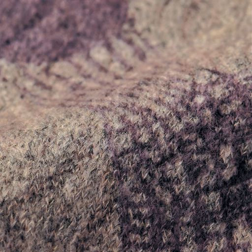 カーディガンはふんわりとした風合いでやや肉厚なカットソー素材。