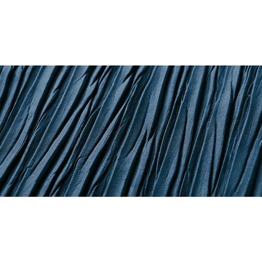 ハリとツヤがありきちんと感が出せるやや薄手のカットソー素材。(カーディガン)