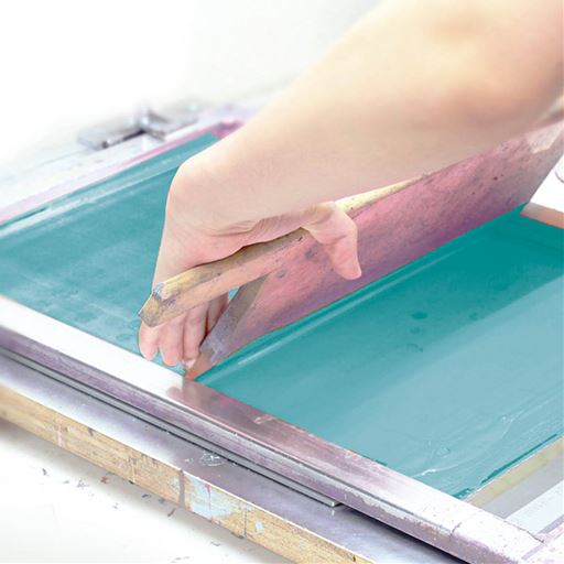 1.型染め<br>多色で描かれた柄を、一色ずつ型染め、細心の注意を払い柄を合わせることで、精密な文様が浮かび上がります。