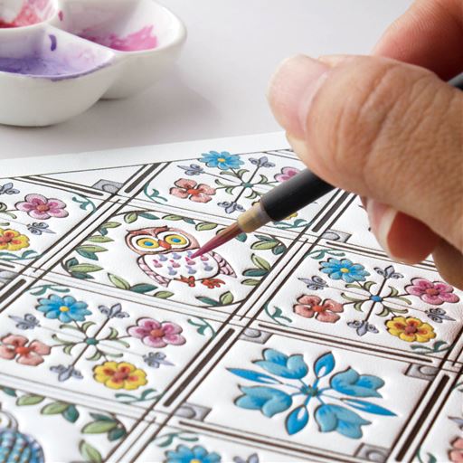 2.手描き<br>型染めでは表現できないグラデーションや繊細な表情を,手書きで施します。