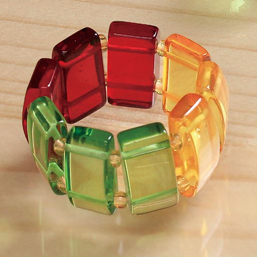 スタイルに合わせて、見えるカラーの角度を変えて楽しめます。