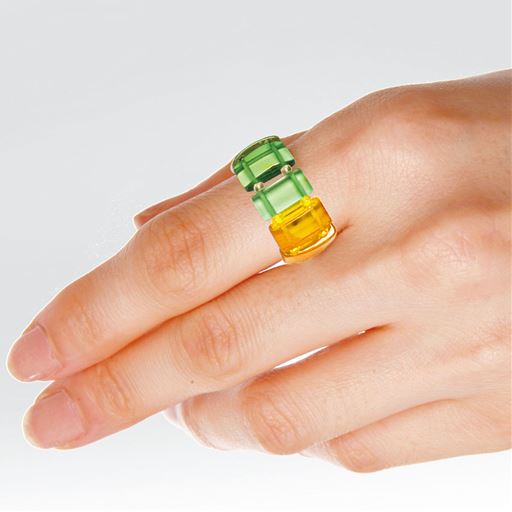 特殊設計で幅広いサイズの指にフィットします。