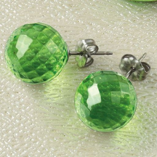 ピアス地金部分は金属アレルギーになりにくいチタン製。