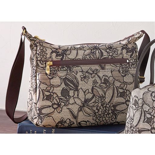 伝統ある尾張の「尾州織」で表現した花柄がポイント