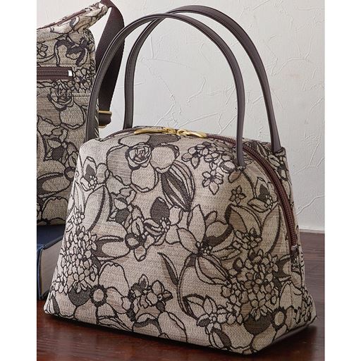 伝統ある尾張の「尾州織」で表現した花柄がポイント