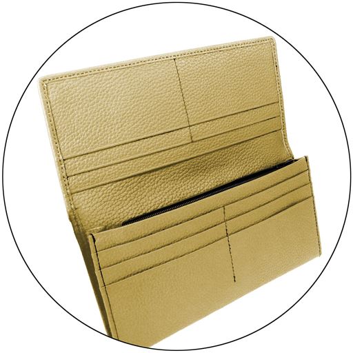 簡単に出し入れできて,ポケットも豊富!厚みがなく、軽く使いやすいサイズ感です。