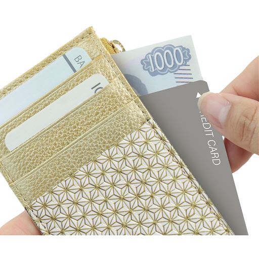 ポケットにも入るサイズなので、持ち運びに便利。カード類と最低限の現金だけ持ち歩きたい方におすすめです。