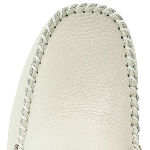 甲部分は手縫いのステッチが美しい曲線を描き、シンプルなアクセントに。