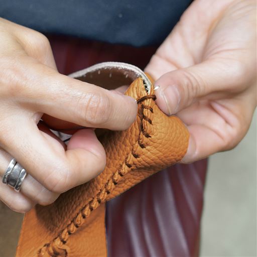 甲の部分は職人がひとつひとつ手縫いで、イタリアンレザーを丁寧に編み上げます。