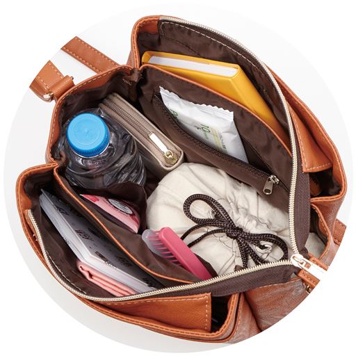 500mLのペットボトルも入る!<br>中は3室構造。ポケットも5つあるので荷物の整理ができて中身スッキリ!<br>※イメージ