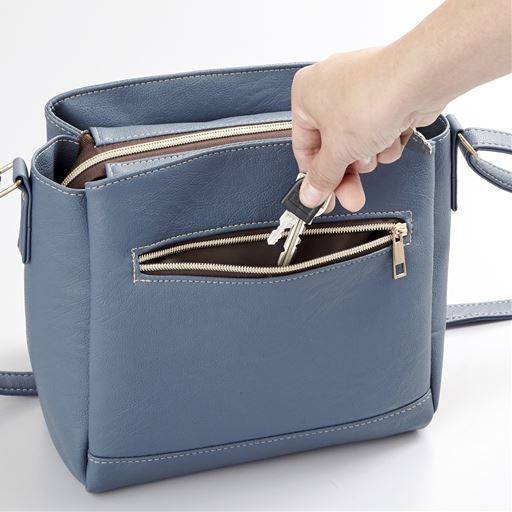 背面には便利なファスナーポケット付き