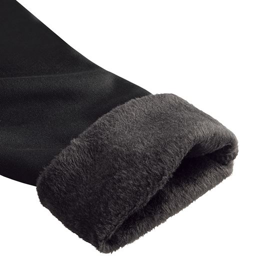 肌ざわりのよい裏ファーで毛布のようなあたたかさ。