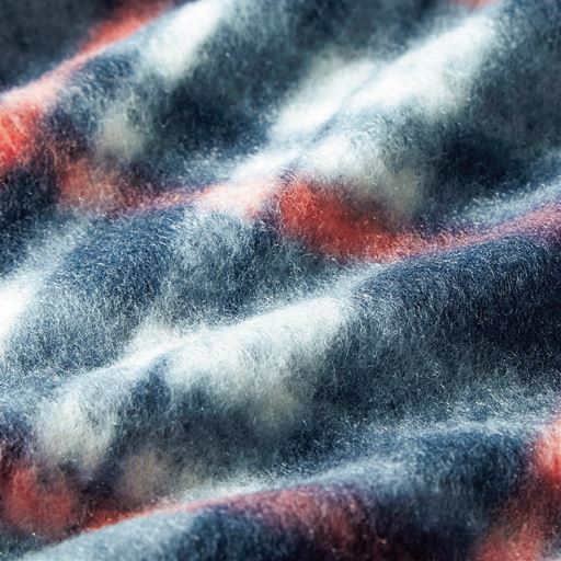 ぬくぬくの両面フリース素材。<br>冬服の上からもゆったり着られます。