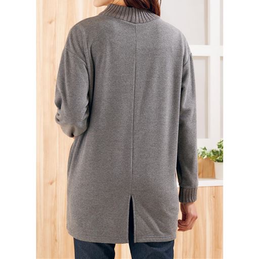 後ろスリットで動きやすく、さりげなくおしゃれ!