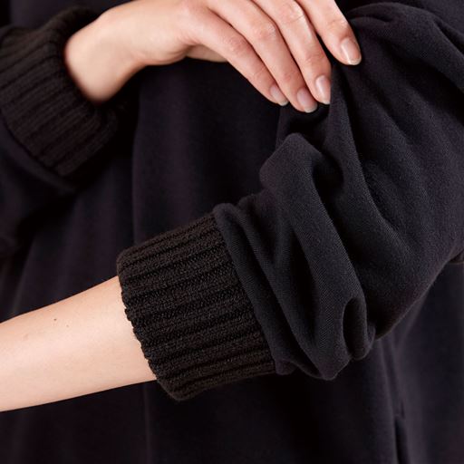 袖口リブでさっとたくし上げやすい