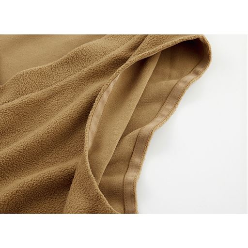 袖ぐり裏はストレッチテープ使いで伸びて袖通しがラク