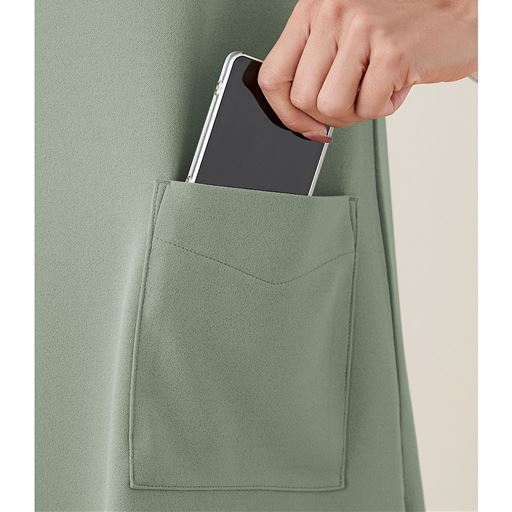 スマホがすっきり入る便利な大きめポケット付き。