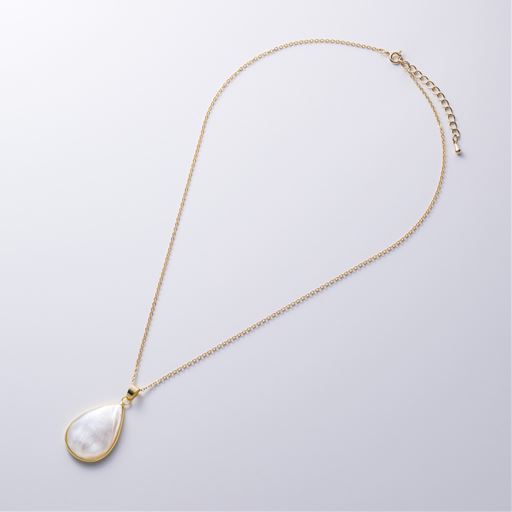 ホワイトシェルを美しい艶が出るまで磨き上げペンダント