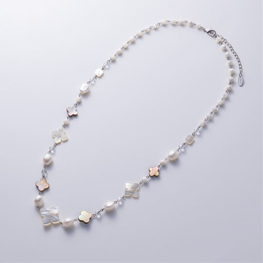 色々な形のシェルを組み合わせ<br>てつなぎ合わせたネックレス