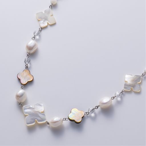 間に入るパールや水晶がアクセントに