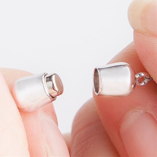 留め具はマグネットで簡単に着脱できます。