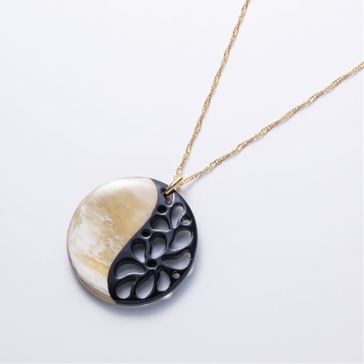 透かし彫りを施したホーン(水<br>牛)をマーブル調と組み合わせ<br>たペンダント