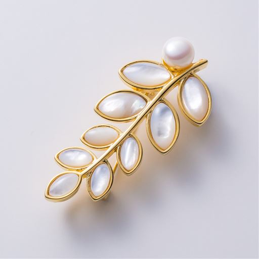 リーフをモチーフとしたブローチ