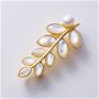 リーフをモチーフとしたブローチ