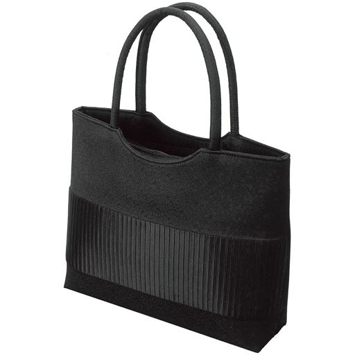 自立しやすいフォーマルサブバッグ。本体生地には撥水加工を施しています。