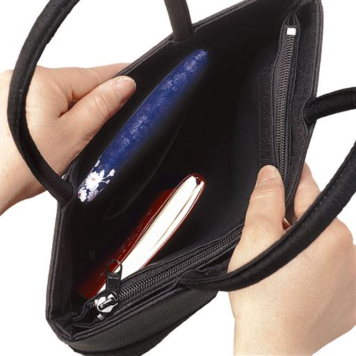 横型で機能的なファスナー付き中仕切りで、持ち物を3箇所にすっきり収納できます。