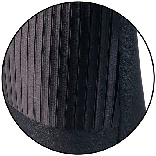 丁寧に施された正面のボックスプリーツは、絹に似た深みのある光沢が特徴。<br>※裏面は無地です。